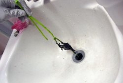 Izlietnes un vannas notekas tīrīšana ar neilona saitēm