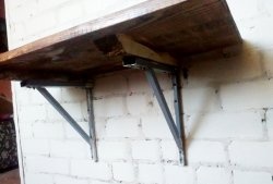 Wooden table na may wall mount