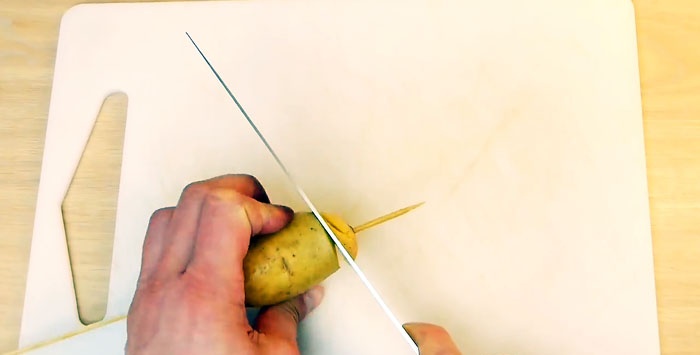 Hoe aardappelen in spiralen te snijden met een gewoon mes