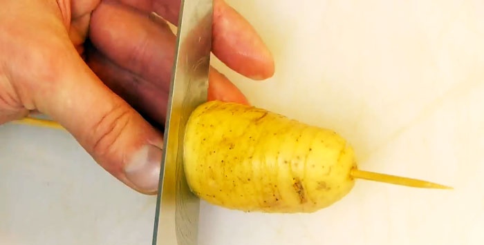 Hoe aardappelen in spiralen te snijden met een gewoon mes