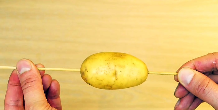 Как да нарежете картофи на спирали с обикновен нож