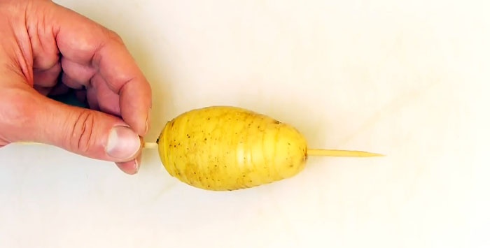 Como cortar batatas em espirais com uma faca comum