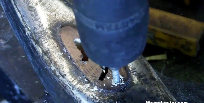 Sådan fjerner du slidte kiler og fastgør øksehovedet til økseskaftet igen
