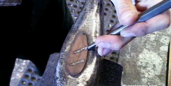 Cách tháo nêm bị mòn và gắn lại đầu rìu vào cán rìu