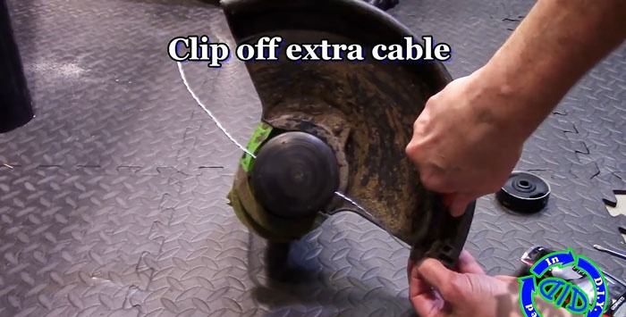 Menggantikan talian pemangkas dengan kabel keluli