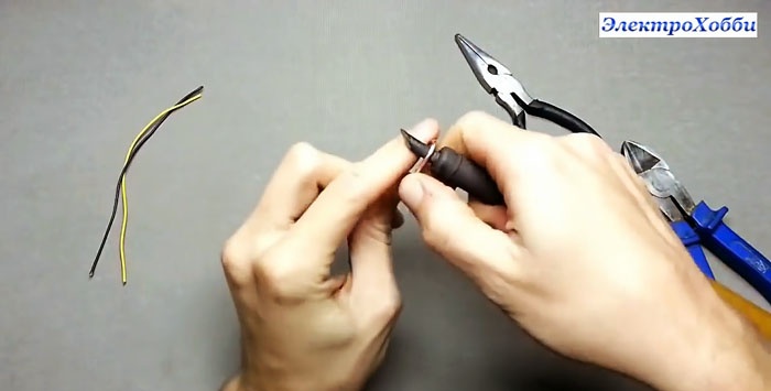 Lifehack over hoe je kleine onderdelen soldeert met een soldeerbout met een dikke punt