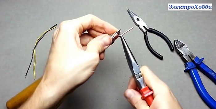 Lifehack over hoe je kleine onderdelen soldeert met een soldeerbout met een dikke punt