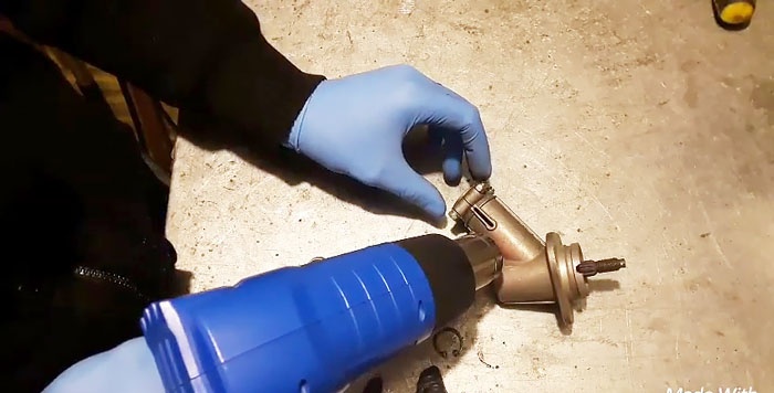 Desmuntatge complet de la caixa de canvis de la desbrossadora per eliminar els productes de desgast i substituir el lubricant