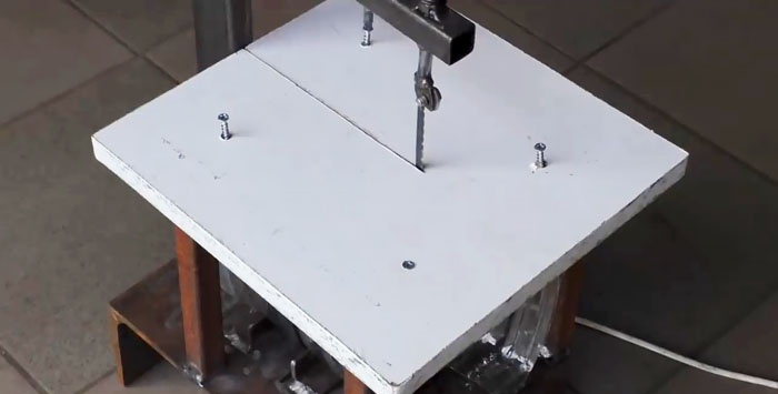 Jigsaw egy kompresszorból a hűtőszekrényből