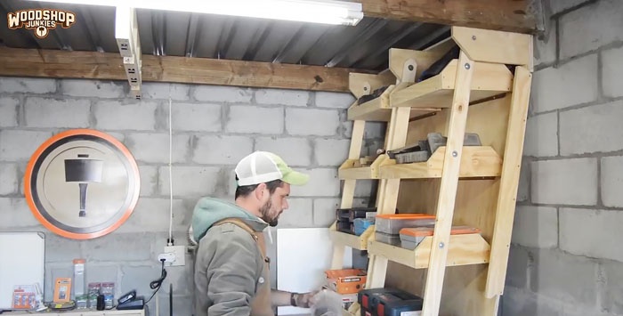 Kaip garaže ar dirbtuvėse pasidaryti pakabinamas lentynas, kurios neužimtų vietos