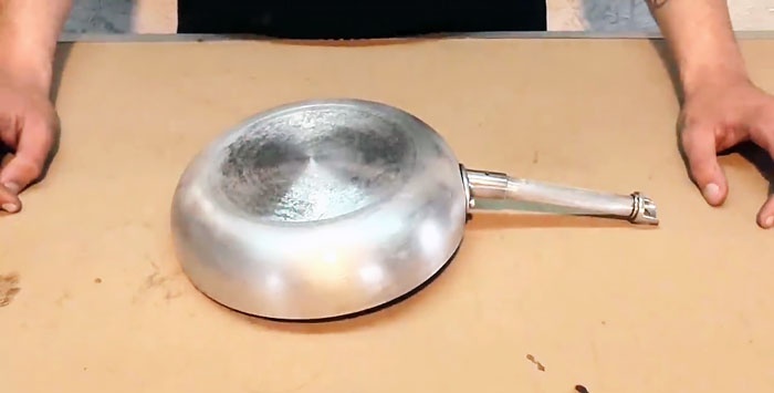 How to easily clean a frying pan from carbon deposits without chemicals