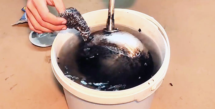 Kā viegli notīrīt pannu no oglekļa nogulsnēm bez ķimikālijām