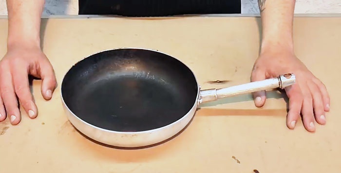 Comment nettoyer facilement une poêle à frire des dépôts de carbone sans produits chimiques