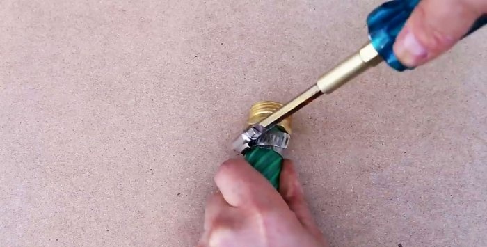 Comment réparer un tuyau d'arrosage endommagé