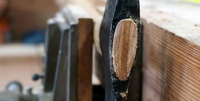 Comment remplacer un vieux manche de hache par un nouveau Utiliser de l'huile au lieu de la colle pour un coin