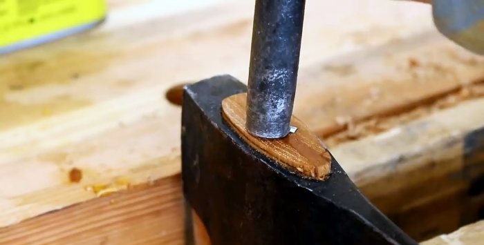 Како заменити стару дршку секире новом Коришћењем уља уместо лепка за клин