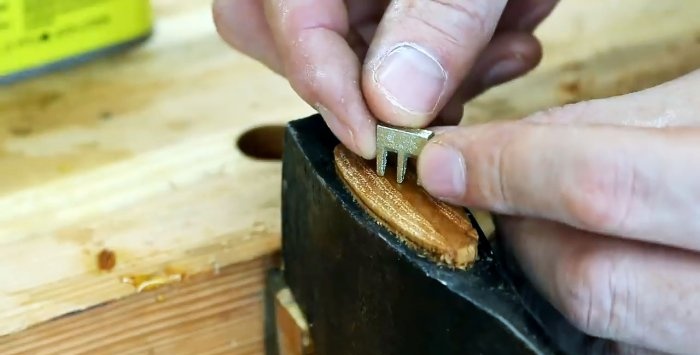 Cómo reemplazar el mango de un hacha viejo por uno nuevo Usar aceite en lugar de pegamento como cuña