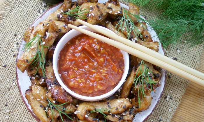 Filete de pollo en salsa de soja en una sartén