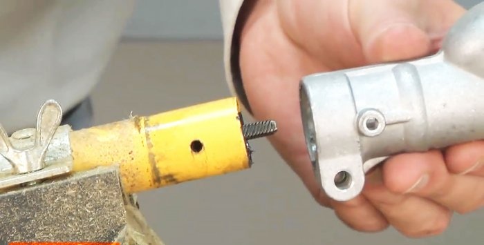 Menggantikan kotak gear bawah pemotong berus perapi