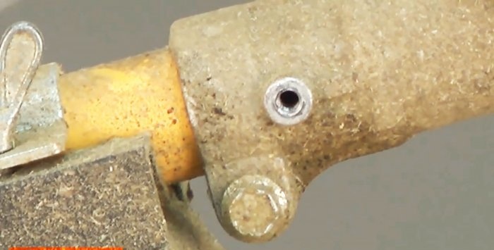 Egy trimmer bozótvágó alsó sebességváltójának cseréje