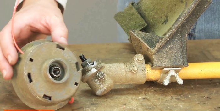 Menggantikan kotak gear bawah pemotong berus perapi