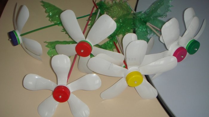 Mga lihim ng paggawa ng daisies mula sa mga plastik na bote