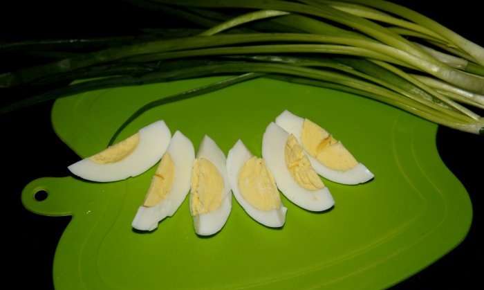 Salade russe de hareng légèrement salé et œufs