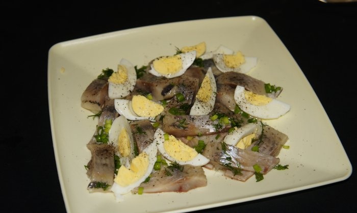 Russische salade van licht gezouten haring en eieren