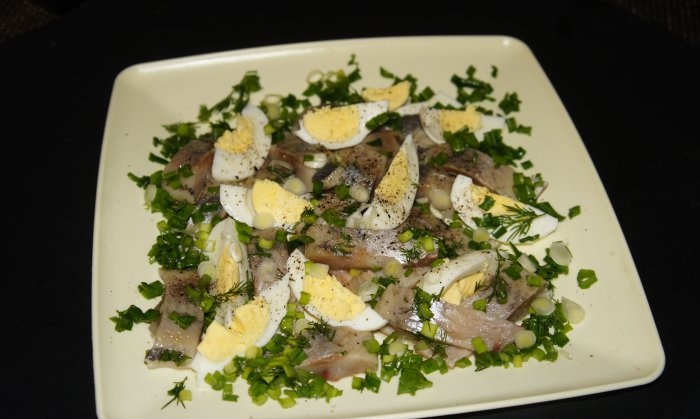 Russische salade van licht gezouten haring en eieren