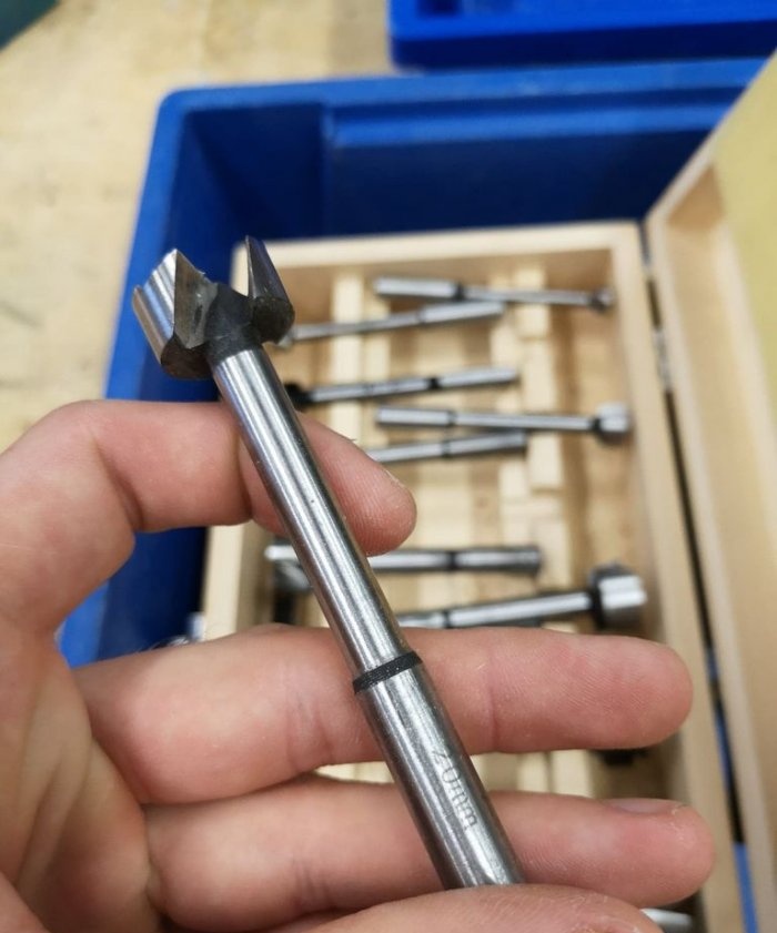 Como fiz um suporte conveniente para guardar ferramentas em uma gaveta