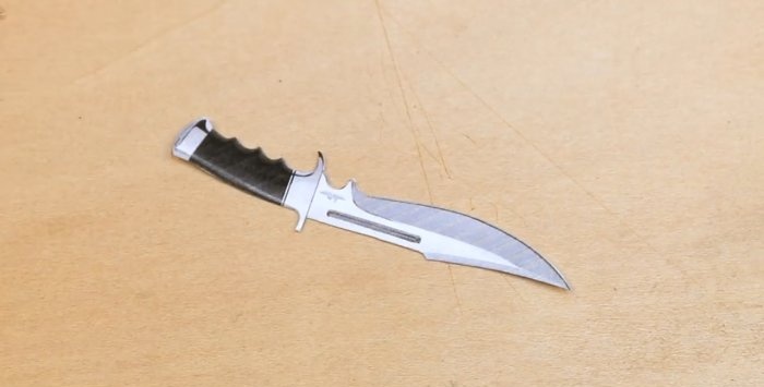 Ako premeniť skrutku na pekný malý suvenírový lovecký nôž
