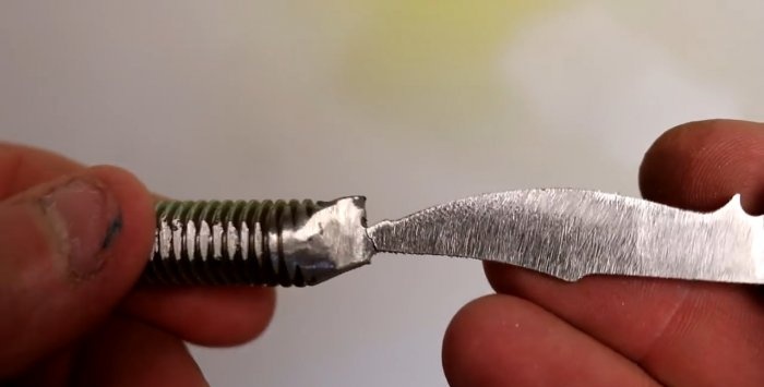 Bir cıvatayı güzel, küçük bir hatıra av bıçağına nasıl dönüştürebilirsiniz?