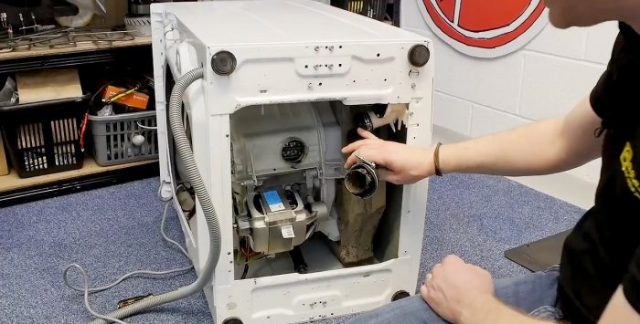 Comment retirer les petits objets coincés derrière le tambour d'une machine à laver
