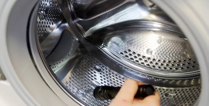 Cum să scoți obiectele mici prinse în spatele tamburului dintr-o mașină de spălat