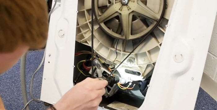 Hoe kleine voorwerpen die achter de trommel vastzitten, uit een wasmachine te verwijderen