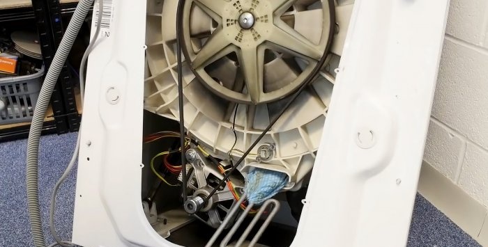 Comment retirer les petits objets coincés derrière le tambour d'une machine à laver