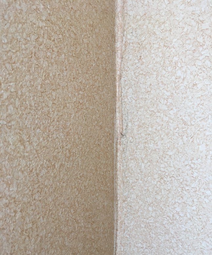 Bagaimana untuk menyamarkan ketidaksempurnaan pada penutup dinding menggunakan kertas dinding buluh