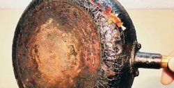 How to easily clean a frying pan from carbon deposits without chemicals