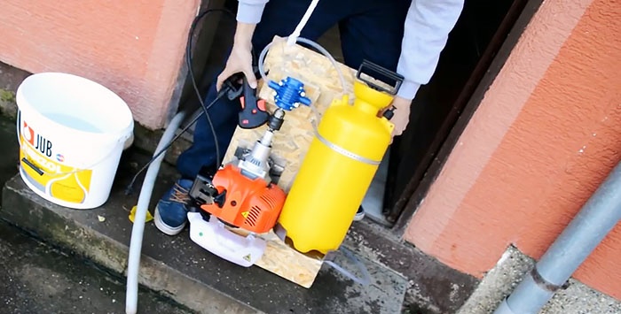 Spruzzatore motorizzato fatto in casa da un decespugliatore