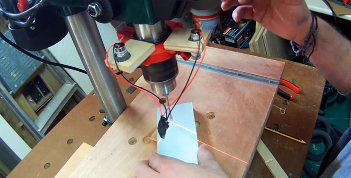 Како направити домаћи ласерски показивач за машину за бушење