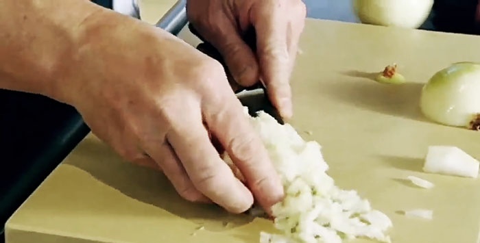 Advies van de chef-kok over hoe u snel uien kunt hakken