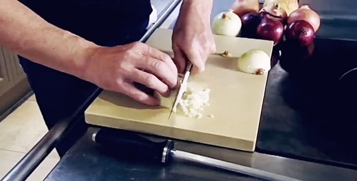 Συμβουλές σεφ για το πώς να ψιλοκόψετε γρήγορα τα κρεμμύδια