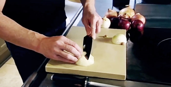 Rada šéfkuchaře, jak rychle nakrájet cibuli