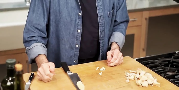Како брзо ољуштити и исецкати бели лук - савет кувара