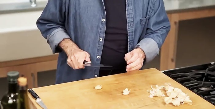 Πώς να ξεφλουδίσετε και να ψιλοκόψετε γρήγορα το σκόρδο - συμβουλές του σεφ