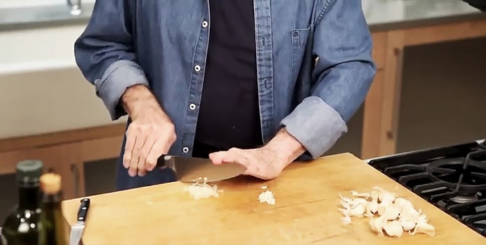 Hogyan lehet gyorsan hámozni és felaprítani a fokhagymát - szakács tanácsa