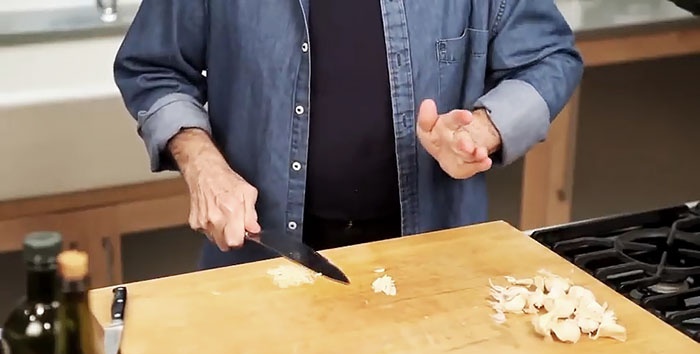 How to quickly peel and chop garlic - chef's advice