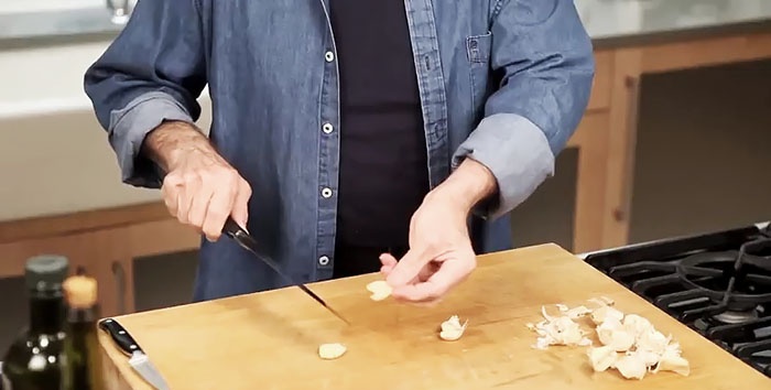 So schälen und hacken Sie Knoblauch schnell – der Rat des Küchenchefs