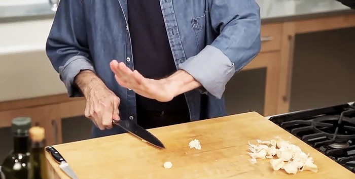 How to quickly peel and chop garlic - chef's advice