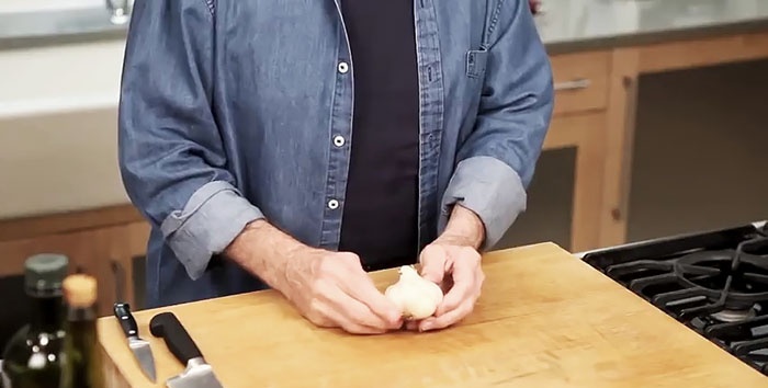 Hoe knoflook snel te pellen en fijn te hakken - advies van de chef-kok